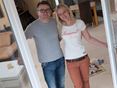 Des clients sur le seuil de la porte et un carrelage en pierre calcaire en arrière-plan.
