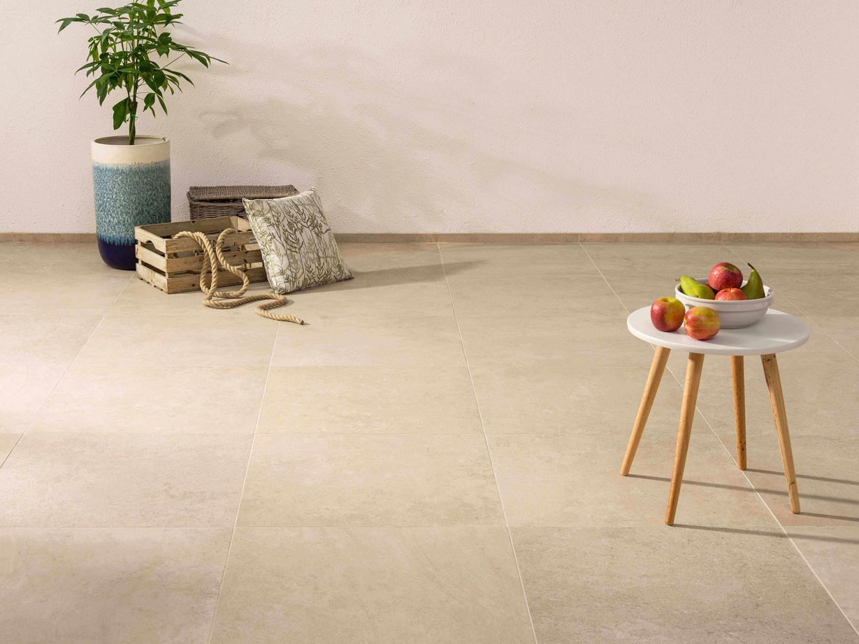 Carreaux en aspect calcaire avec tabouret et plantes