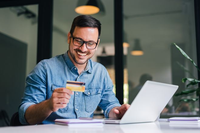 Mann mit Kreditkarte Laptop Brille