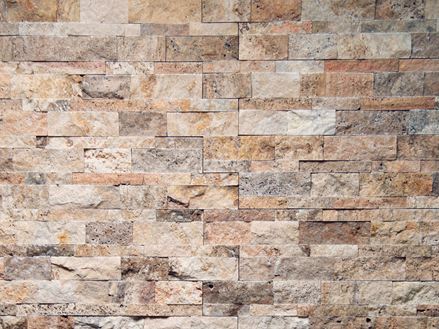 Mur complet recouvert d'un mur parement en travertin