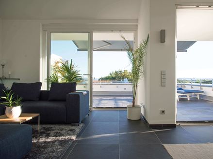Un salon et une terrasse avec de l'ardoise Black Rustic
