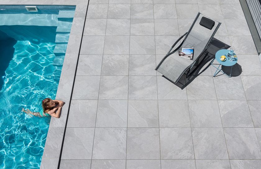 gespiegelt_Maedchen-im-Pool-bei-Alpine-Grey-Terrasse-SN
