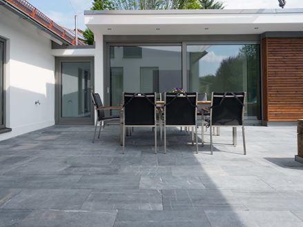 Une terrasse moderne avec dallage en pierre bleue Blaustein Azur