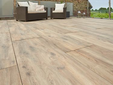 Terrasse avec meubles modernes en rotin et panneaux d'aspect bois Canada Lodge Terrasse vue par les grenouilles