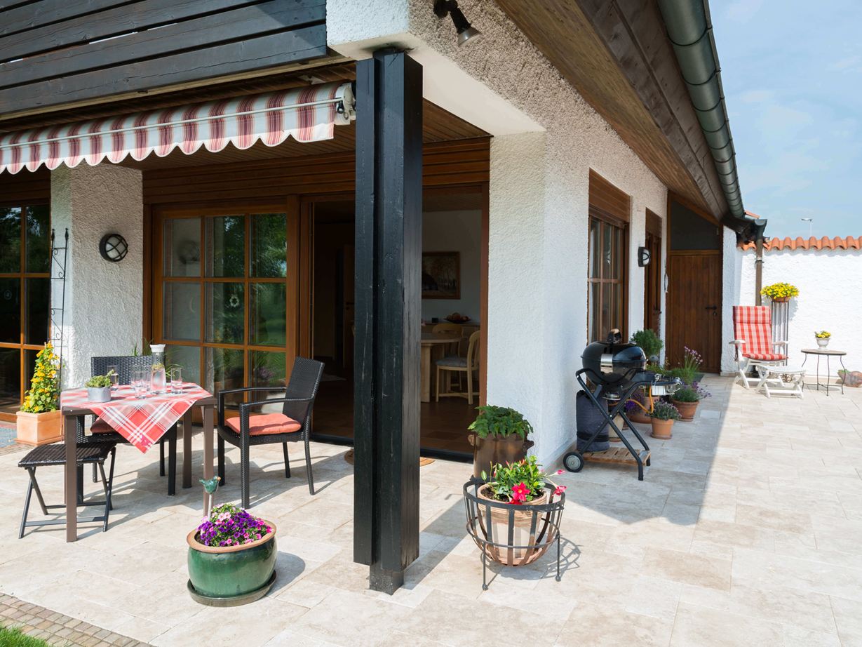 Maison avec terrasse en travertin