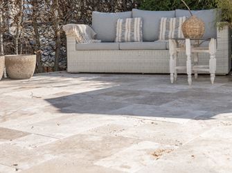 Terrasse avec sol en travertin Rustic et canapé