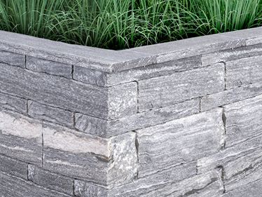 Muret en gneiss Urban Grey Line Rustic avec gazon
