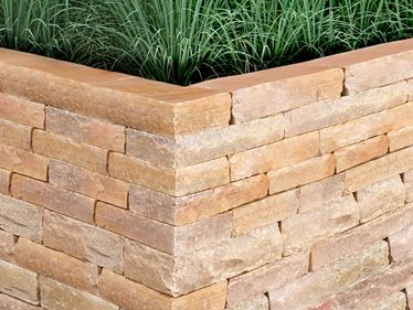 Muret en quartzite Irish Gold avec gazon