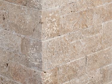 Zoom sur un muret en travertin Noce Rustic