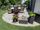 Les pavés en gneiss Urban Grey Line dans le jardin avec des fleurs