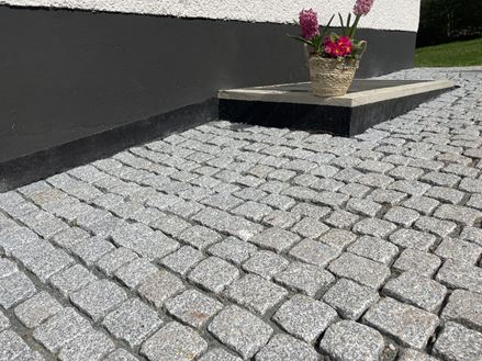 pierre_de_pavage_granit Silver_Rustice_entrée_fleurs