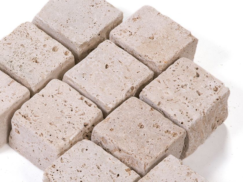 Zoom sur les pavés en travertin Medium Select