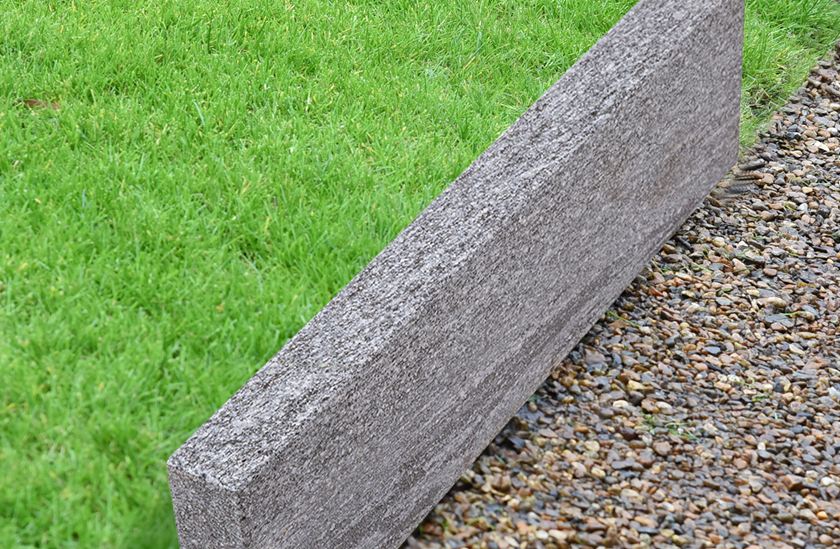 Bordure de pelouse Gneis Urban Grey Line avec herbe et gravier_découpe_bannière