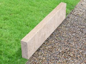 Bordure de pelouse Travertin Medium Select avec gazon et gravier