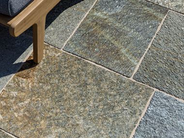 Le dallage en gneiss Luserna et le pied d'un siège