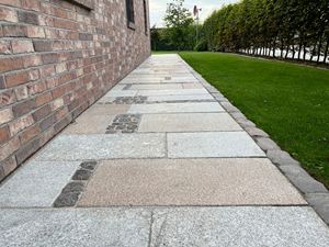 Girona Antique sur un chemin de jardin contre la maison
