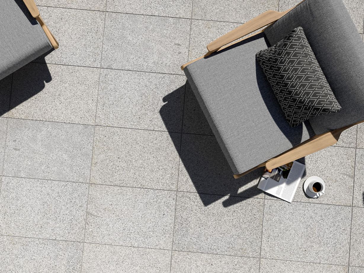 Dalles en granite Silver Classico vues de haut avec chaises de jardin
