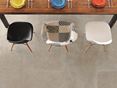Repas sur la terrasse en dalles effet pierre Elements Clay