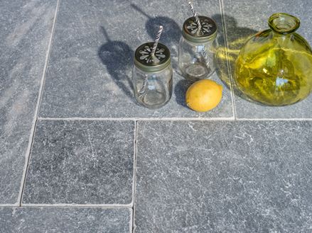 Flasche und Gläser auf Marmor Afyon Grey