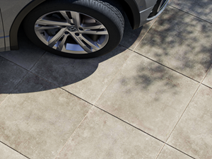 Dalles imitation béton Roma 3 cm vues de dessus et voiture avec ombre d'un arbre