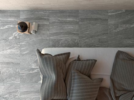 Un carrelage effet pierre naturelle, et plus précisément effet granite, dans la chambre à coucher
