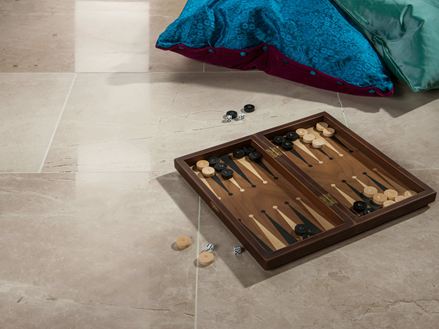 Carreaux de marbre Royal Cream polis et 2 coussins