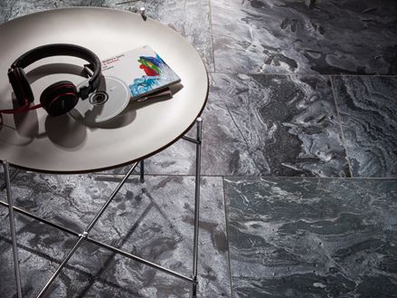 Carreaux de quartzite avec table d'appoint blanche sur laquelle se trouvent des écouteurs