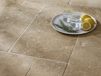 Carreaux Travertin Classic Country Gros plan sur l'eau et le citron