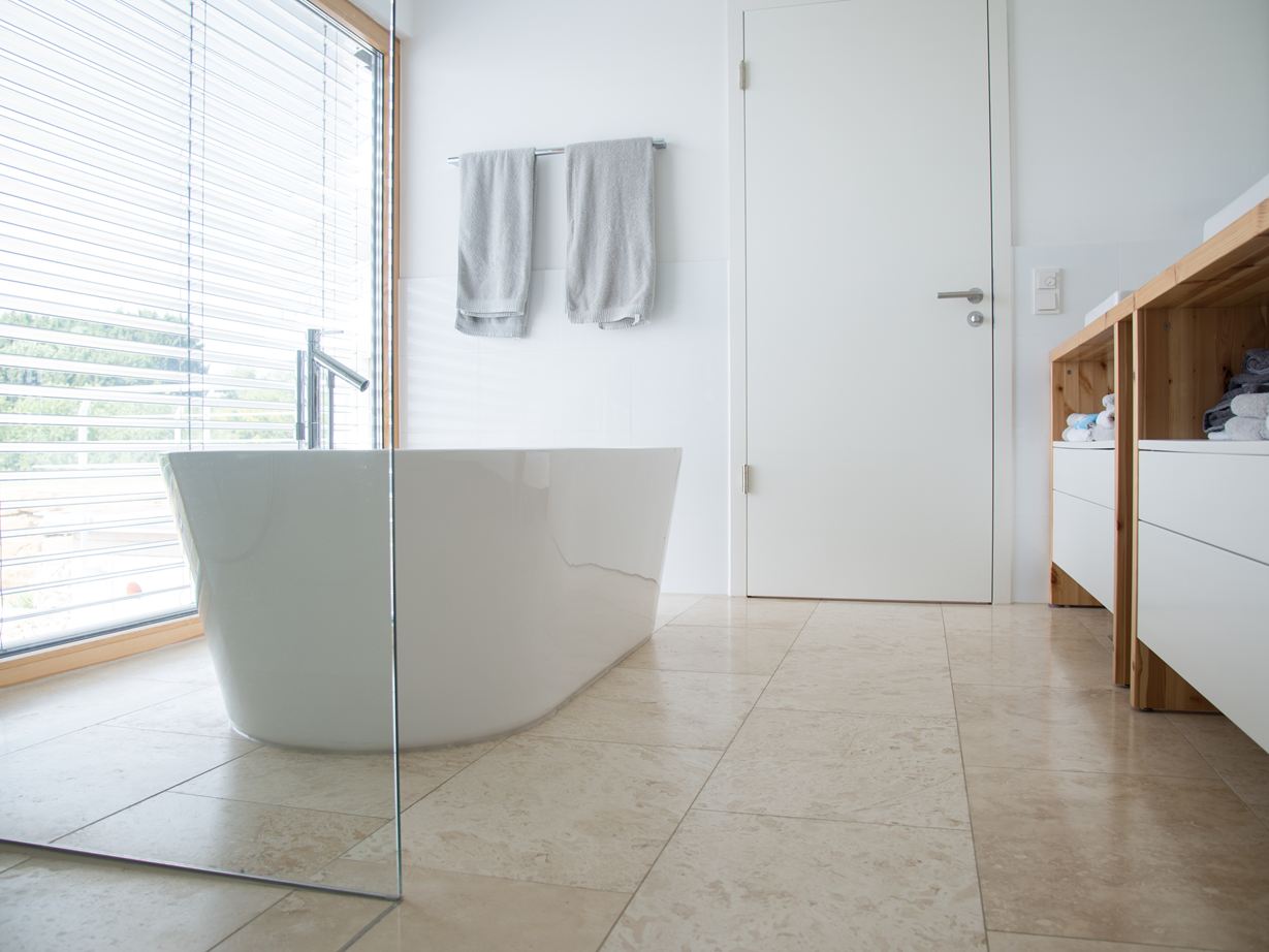 Une salle de bain moderne avec un carrelage en travertin Classic Light