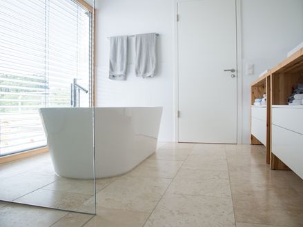 Une salle de bain moderne avec un carrelage en travertin Classic Light