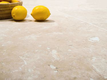 Des citrons sur le sol en travertin Ivory Cream