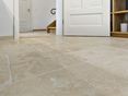 Une structure de surface rustique et des pores fins Perspective - le carrelage en travertin Ivory Cream