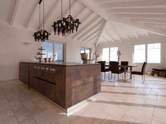 Salle à manger lumineuse avec dalles de travertin comme revêtement de sol