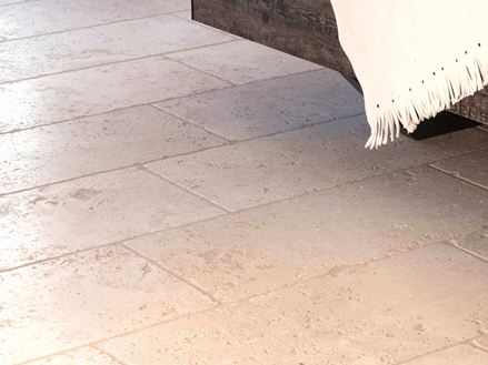 Carreaux de travertin beige clair posé avec plafond blanc