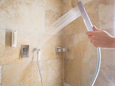 Douche avec carrelage en travertin Rustic au mur