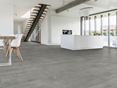 Une salle à manger moderne, un escalier et des carreaux effet béton Concrete Smoke au sol