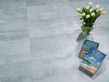 Bouquet de tulipes et livres sur le carrelage imitation béton Iron Silver