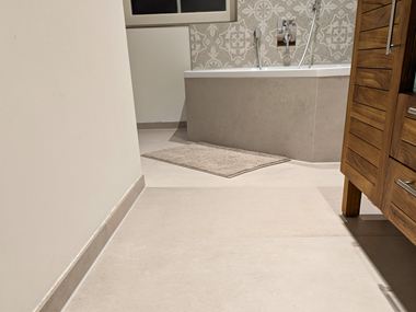 Urban_Beige_salle_de_bains_vue_baignoire