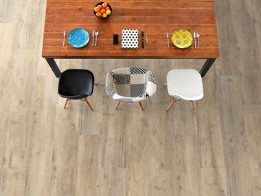 Une salle à manger dans laquelle on a posé un carrelage imitation bois Canada Sky
