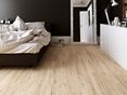 On aime la surface effet bois de Scandi Light et ses tons beiges modernes ! Une chambre au sol en grès cérame effet bois Scandi Light.