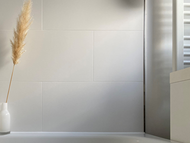 Le carrelage blanc Soft White dans la salle de bain