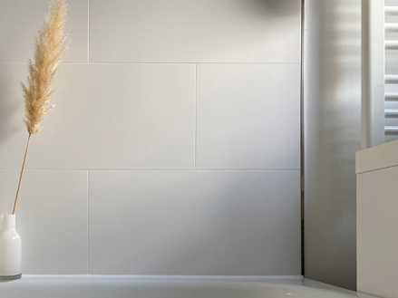 Le carrelage blanc Soft White dans la salle de bain