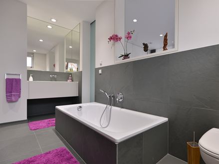 La salle de bain avec un sol et un revêtement mural en ardoise Grey Slate