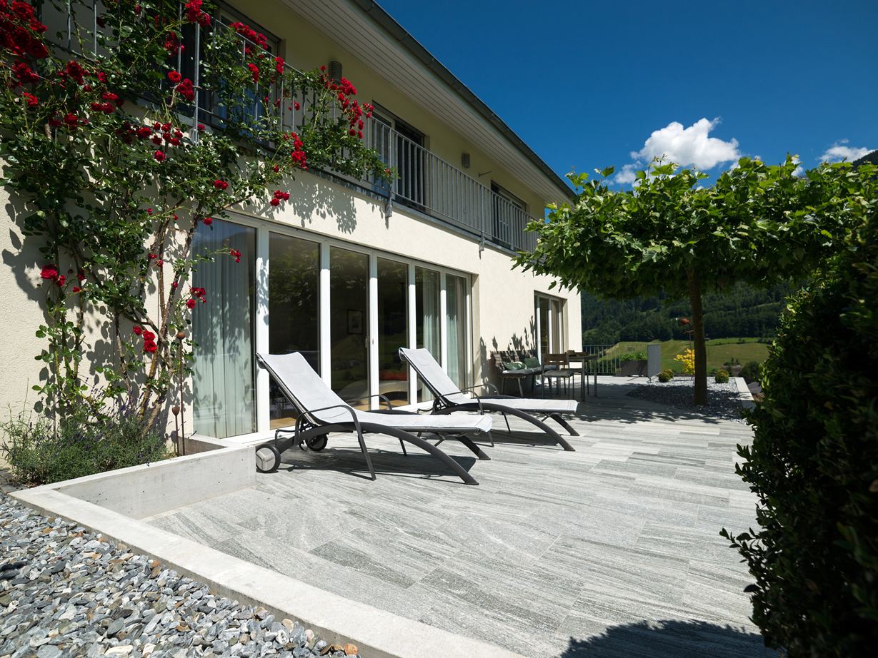 La terrasse en granite comme prolongement de l'intérieur