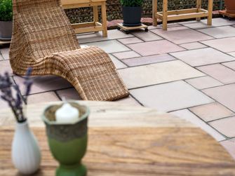 Une magnifique terrasse Modak en grès posée en opus romain