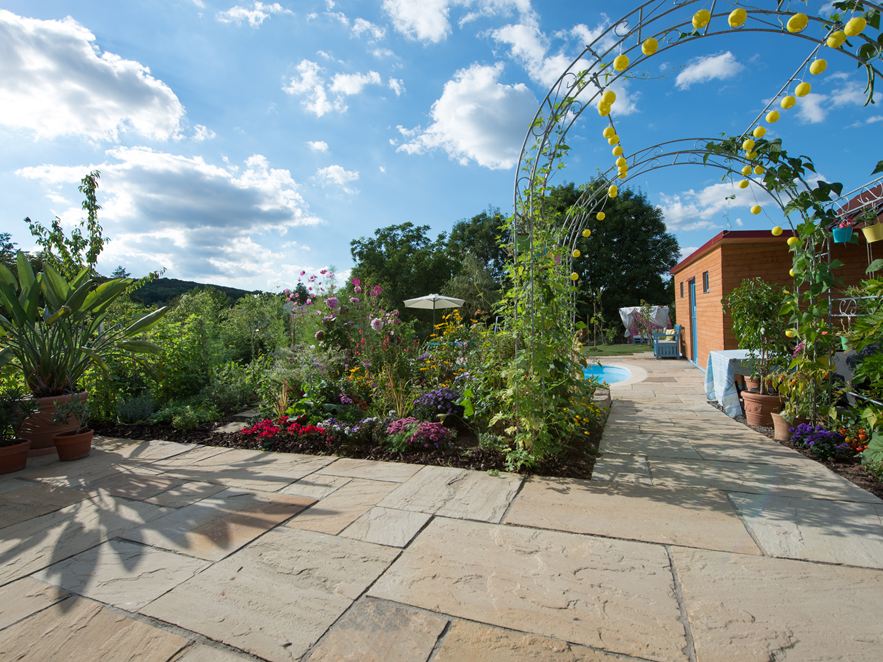 Ce grès confère un charme accueillant à la terrasse. grès Yellow Mint terrasse et jardin fleuri