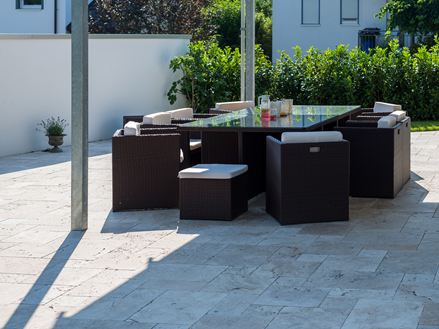 Terrasse avec tables chaises pour un repas travertin Medium