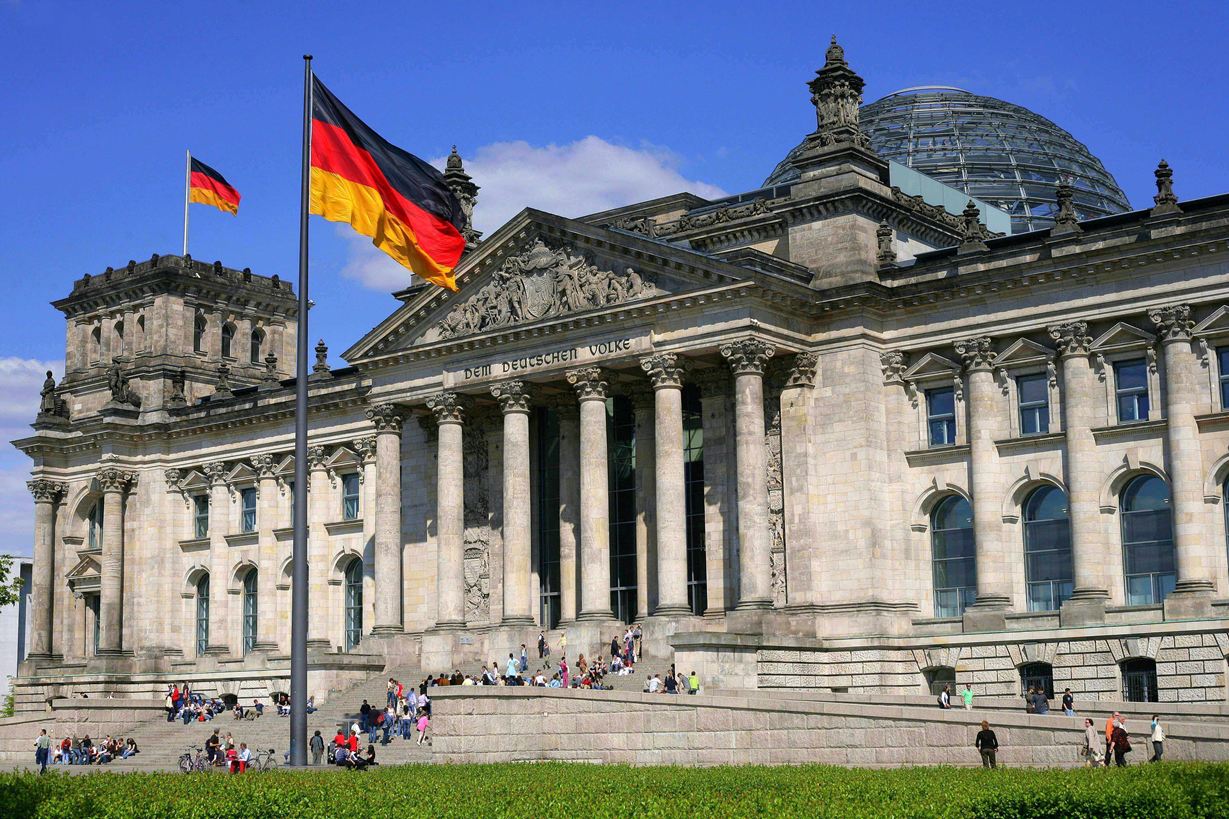 Der Reichstag in Berlin mit Fassade aus Deutmannsdorfer Sandstein