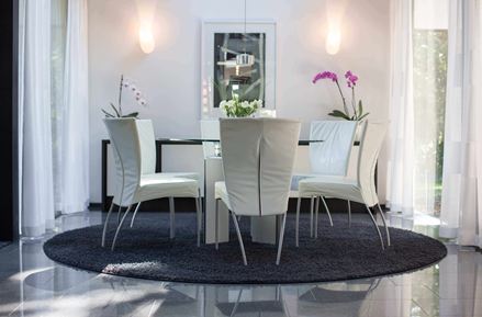 salon sur un sol gris