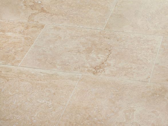 Les carrelages en travertin Classic Light beige en gros plan